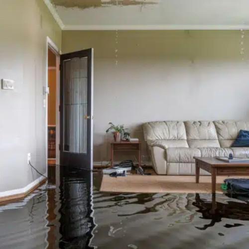 Kaj storiti, če poči cev ali začne puščati voda v stanovanju