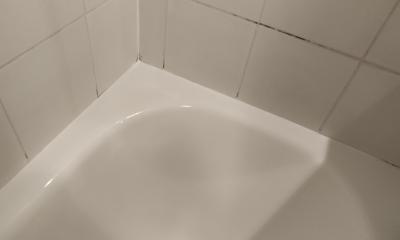 Silikoniranje robov kopalne kadi Silikoniranje robov kopalne kadi