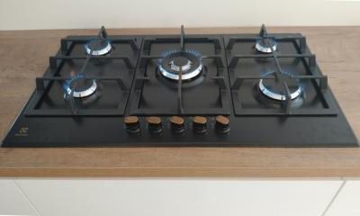 Montaža in priklop plinske kuhalne plošče Electrolux Montaža in priklop plinske kuhalne plošče Electrolux